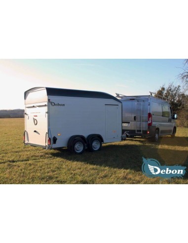 remorque fourgon DEBON alu attelée à un véhicule avec une porte latérale