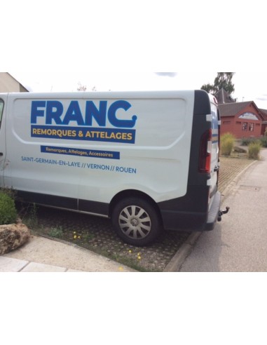 Notre voiture avec notre publicité. Ce renault trafic est équipé d'un attelage