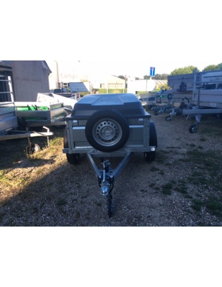 remorque lider éco 1 mètre 50 équipée avec un couvercle, et une roue de secours fixés devant. remorque lider éco 1 mètre 50 équipée avec un couvercle, et une roue de secours fixés devant.