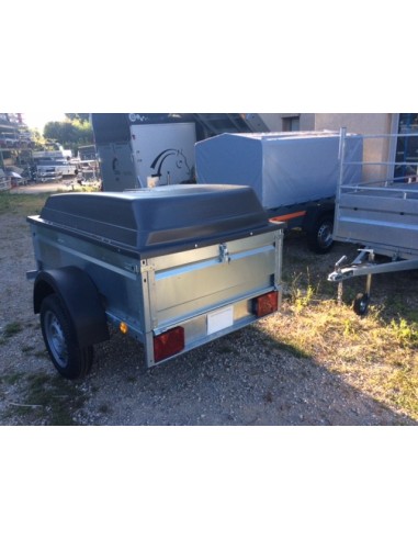 remorque lider éco 1 mètre 50 vue de derrière. Il y a un panneau arrière ouvrant.