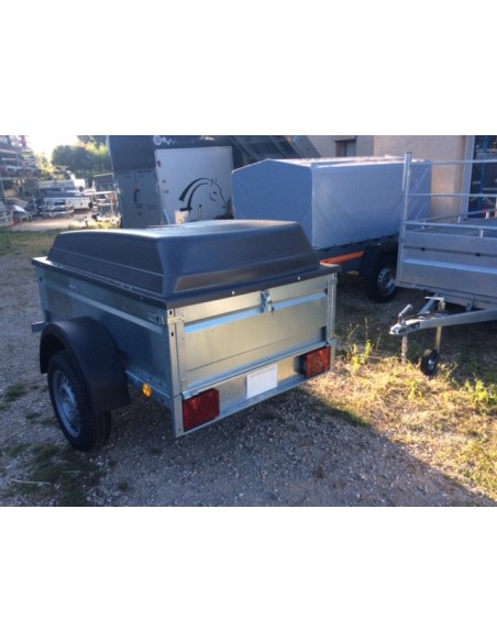 remorque lider éco 1 mètre 50 vue de derrière. Il y a un panneau arrière ouvrant. remorque lider éco 1 mètre 50 vue de derrière. Il y a un panneau arrière ouvrant.