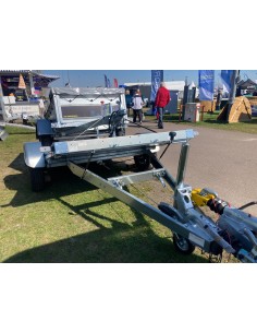 plateau erdé 150 X 250 freiné. Poids total en charge 1000 Kg, présenté basculé