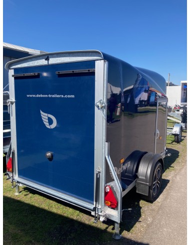 fourgon cargo bleu avec porte et hayon fermés