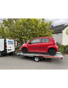 porte voiture 3620 avec une petite voiture dessus devant le site remorques franc 78