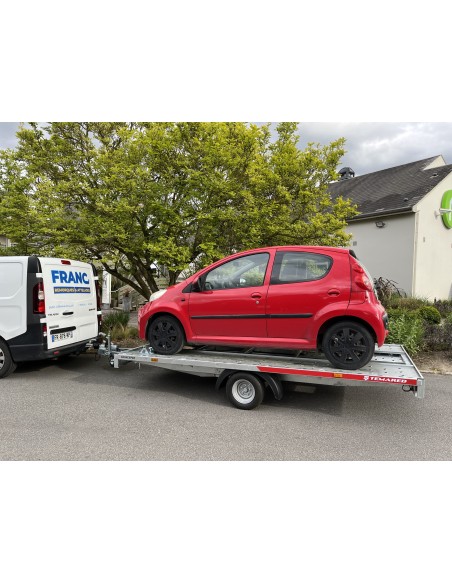 porte voiture 3620 avec une petite voiture dessus devant le site remorques franc 78 porte voiture 3620 avec une petite voiture dessus devant le site remorques franc 78