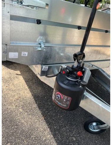 Pompe manuelle hydraulique avec système flexipompe. Cette pompe est montée sur une remorque Benne lider 42575