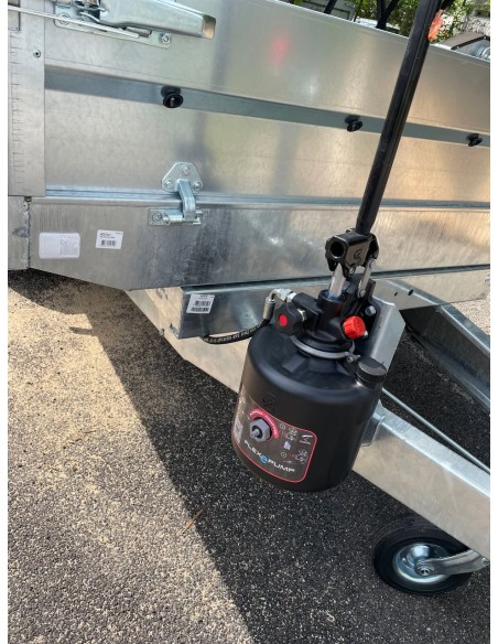 Pompe manuelle hydraulique avec système flexipompe. Cette pompe est montée sur une remorque Benne lider 42575